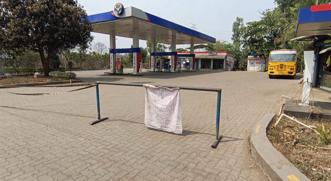 टिटवाळा गोवेली रोड पेट्रोल पंप बंद असल्याचे दृश्य