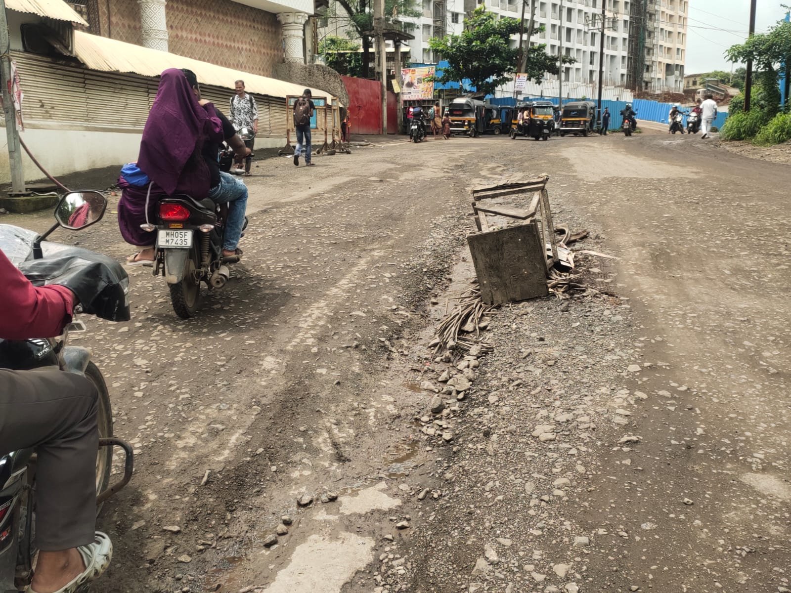 टिटवाळा बनेली रोडवरील खड्डे